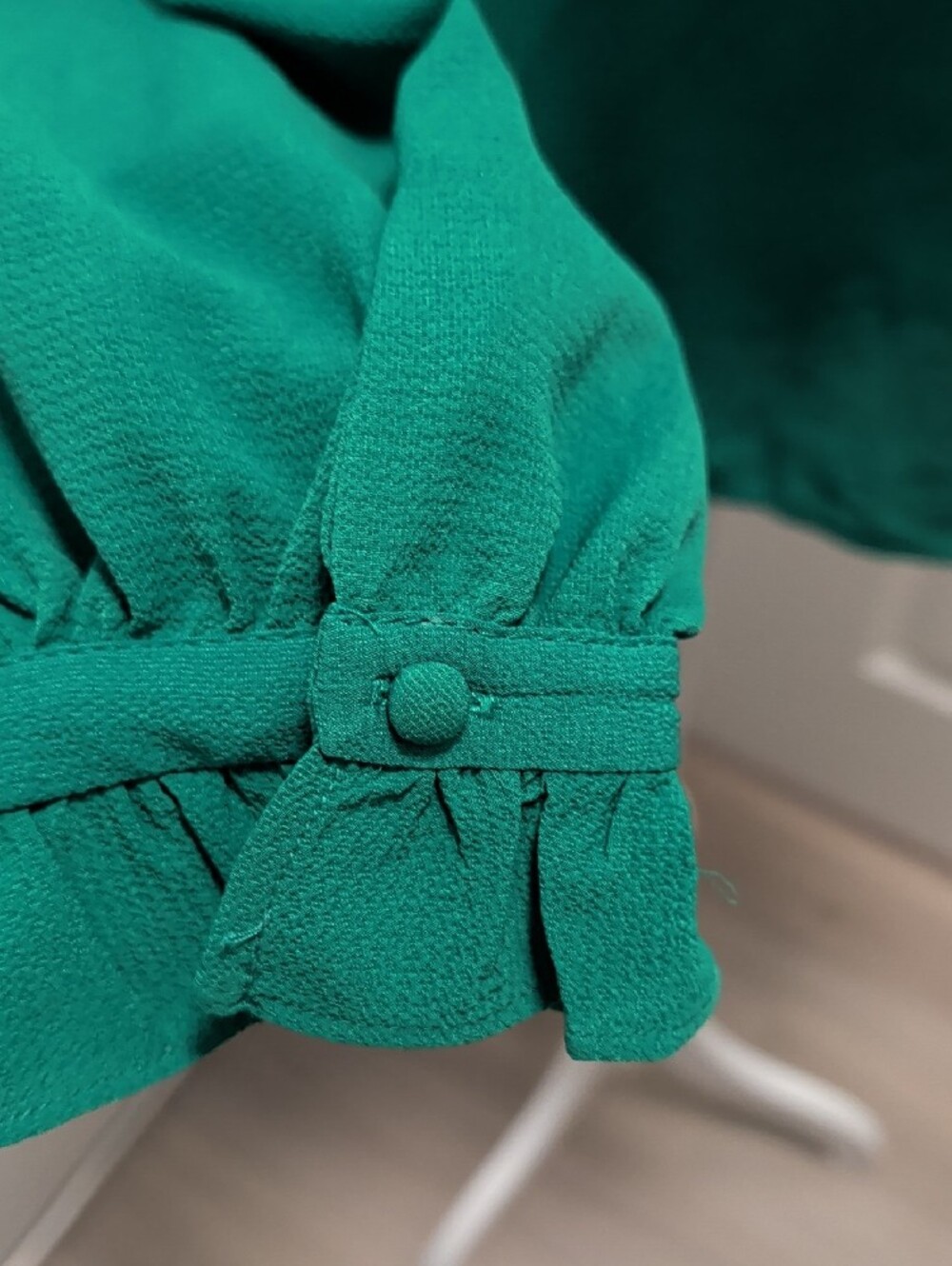 CeCe- Size L Emerald Green Ruffle Tie-Neck Blouse NWT - Picture 5 of 15